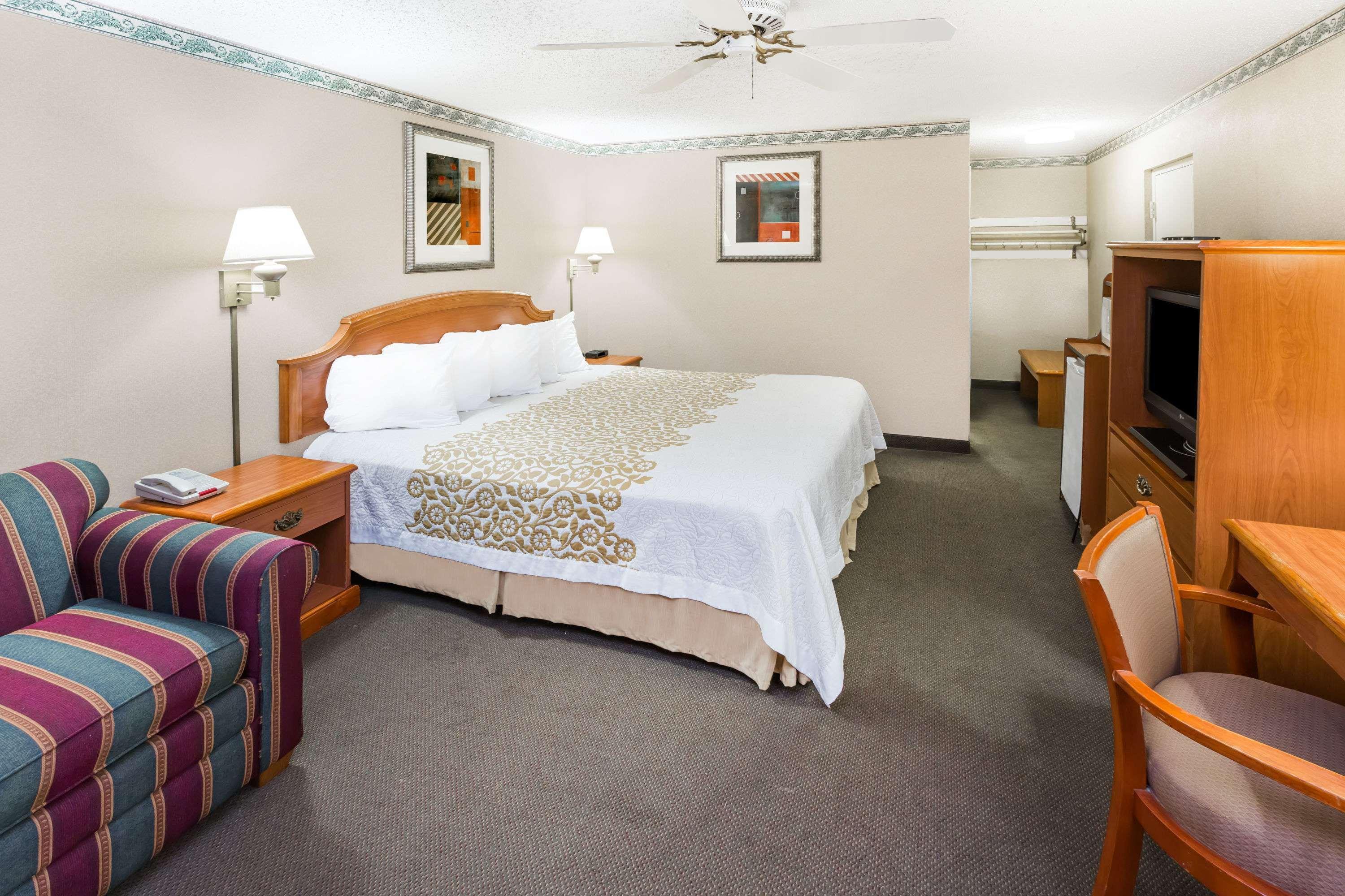 Days Inn By Wyndham Batesville Esterno foto