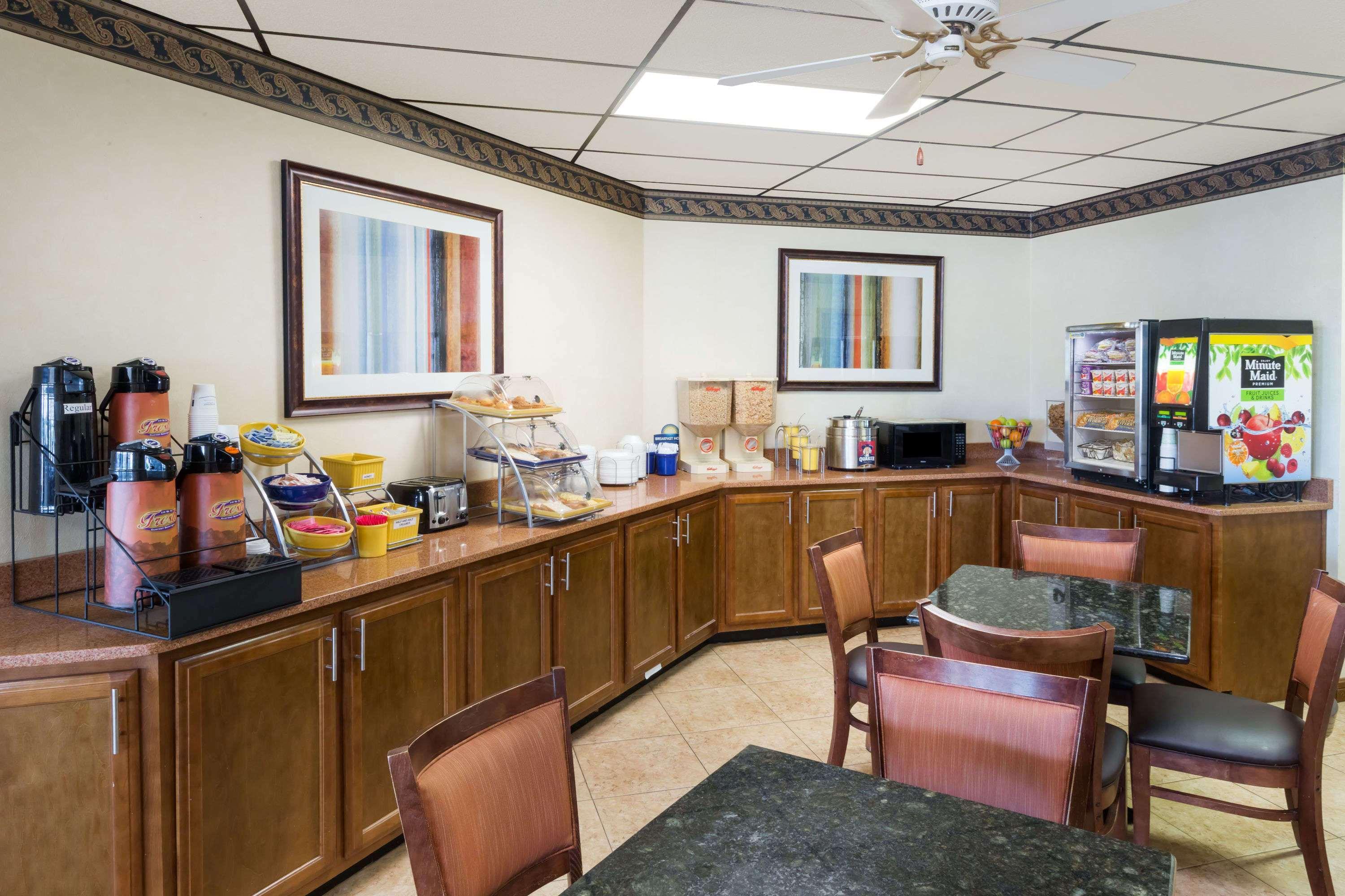 Days Inn By Wyndham Batesville Esterno foto