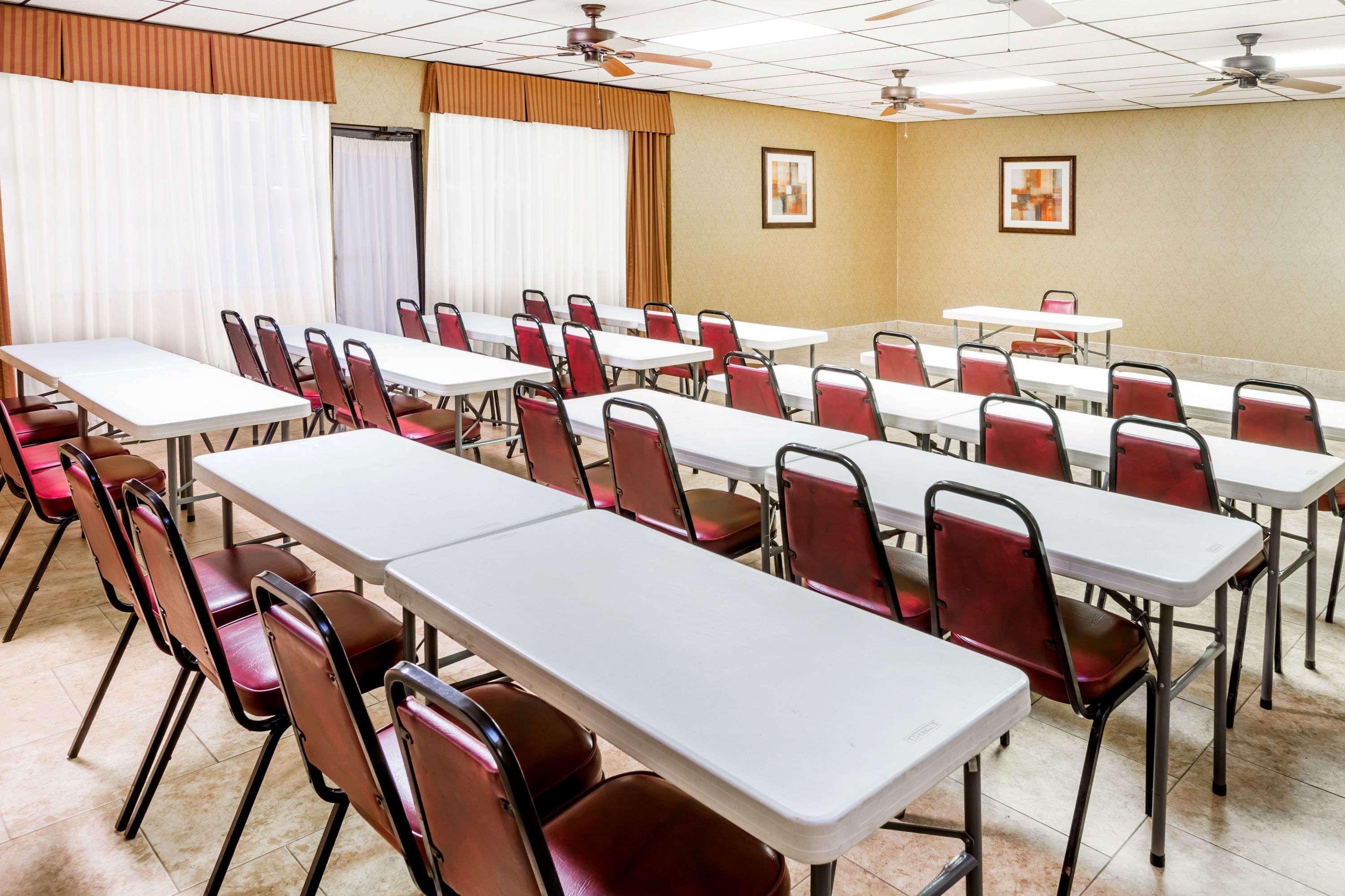 Days Inn By Wyndham Batesville Esterno foto
