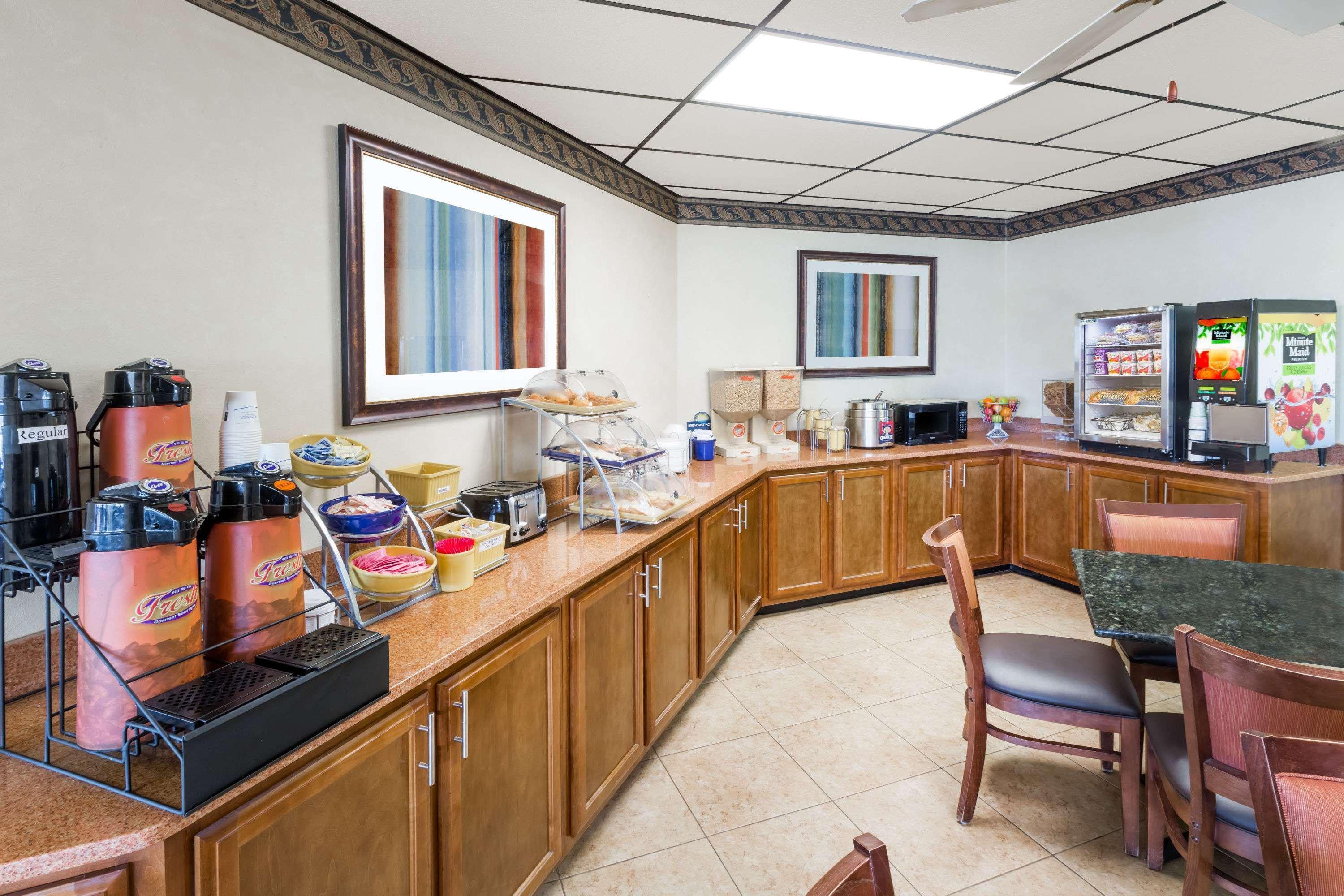 Days Inn By Wyndham Batesville Esterno foto