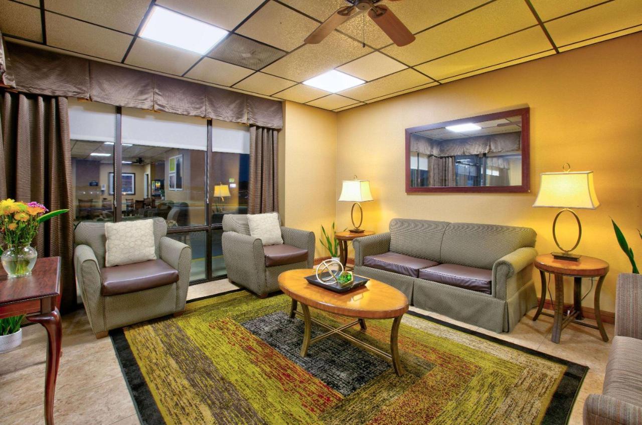 Days Inn By Wyndham Batesville Esterno foto