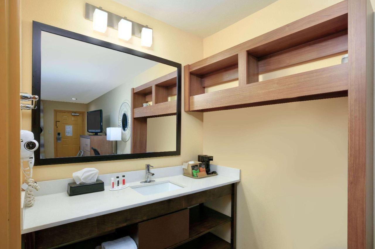 Days Inn By Wyndham Batesville Esterno foto