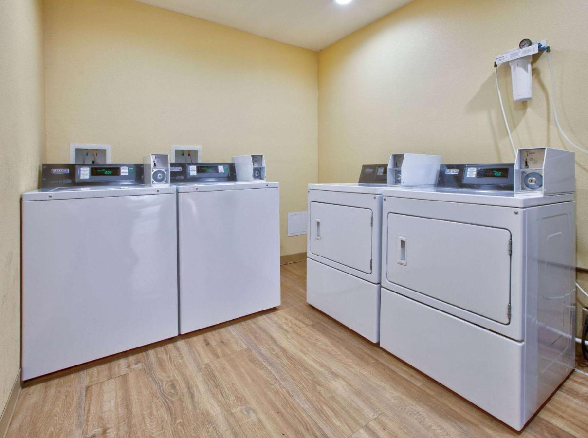 Days Inn By Wyndham Batesville Esterno foto