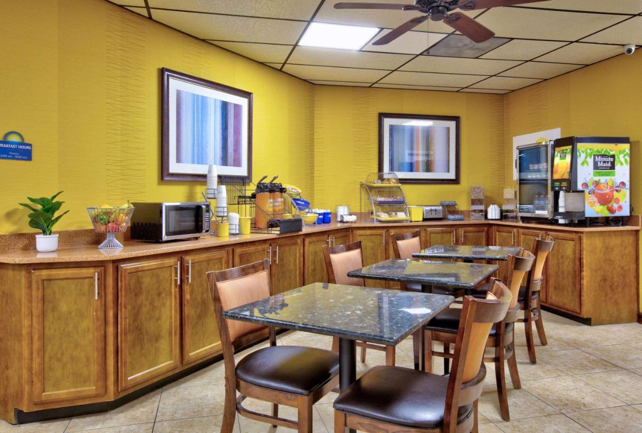 Days Inn By Wyndham Batesville Esterno foto